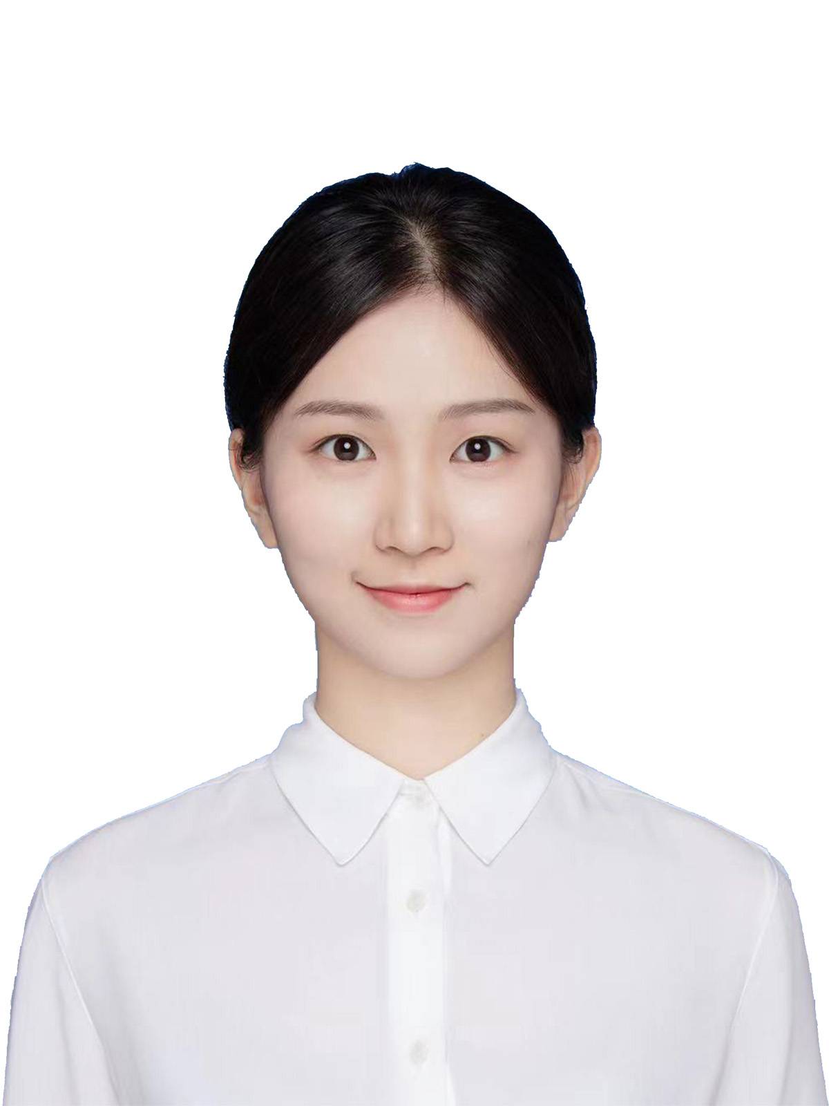 一位深色直髮的年輕女性肖像，身穿白色鈕扣襯衫，面朝前方，微微笑著，背景為白色。.