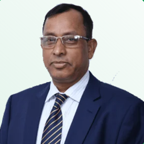 一名男子戴著眼鏡、身穿藍色西裝、白色禮服襯衫和條紋領帶，在淺色背景下擺姿勢。.