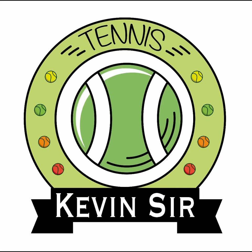 一個圓形標誌，頂端有 "TENNIS 「字樣，中央有一個大網球，邊緣有較小的彩色網球，底部的黑色緞帶上有文字 」KEVIN SIR"。.